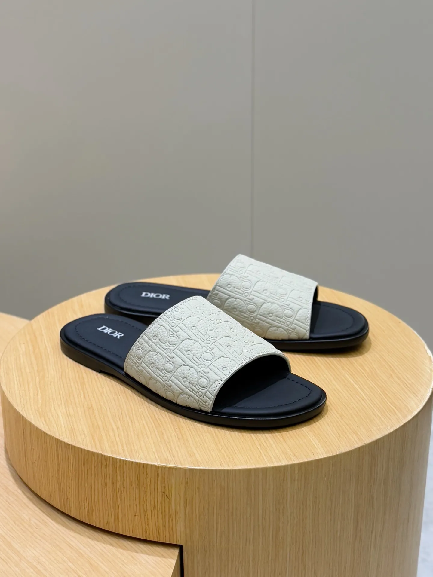 Men's Men's Shoes 💰320 [New Style] 🐝🐝Dior Alias ​​men's leather slippers. This Alias ​​sandal is a new summer product, showing a casual and elegant style. Carefully crafted from grained cow leather and Oblique printed fabric, with cowhide lining! Cross-strap design with metal-clad brass CD Diamond logo. The imported cowhide leather and rubber sole adds sophistication and comfort, while Oblique print-effect anti-slip panels add style. Size: 39-44 (customized at 38.45)